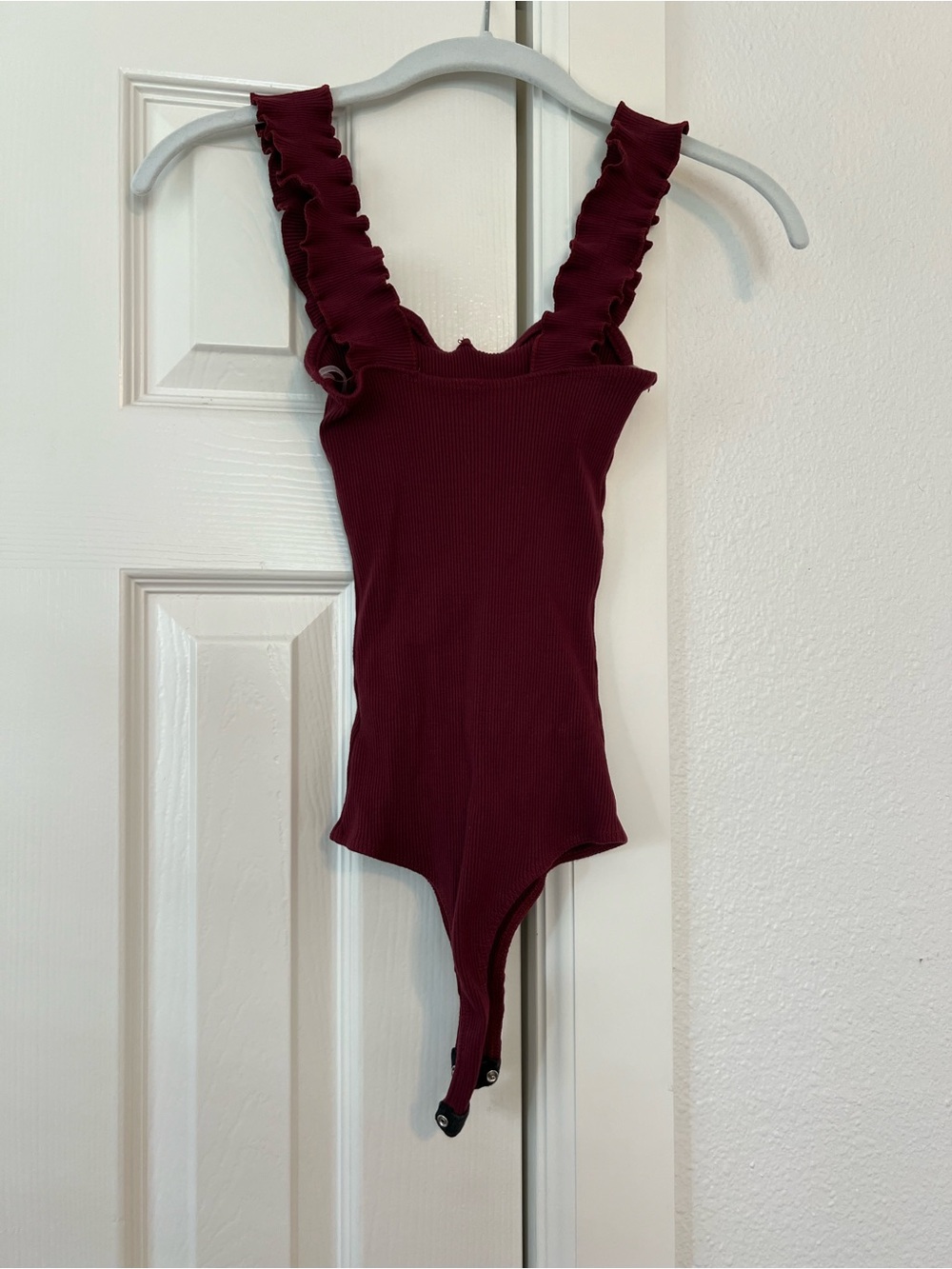 dina be Ribbed Ruffle Strap Bodysuit in Burgundy